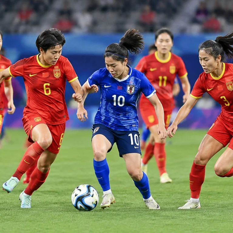 中国女足球员在比赛中实施前场逼抢