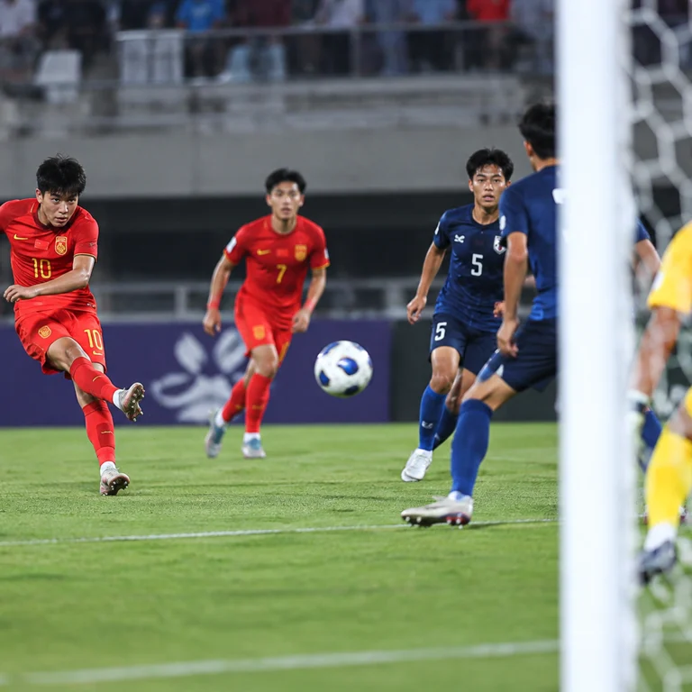 U16国足比赛中球员完成远射破门瞬间
